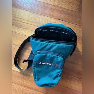 Tamrac Camera 📷 Bag ; green with light use . Clean and ready to use . Very nice